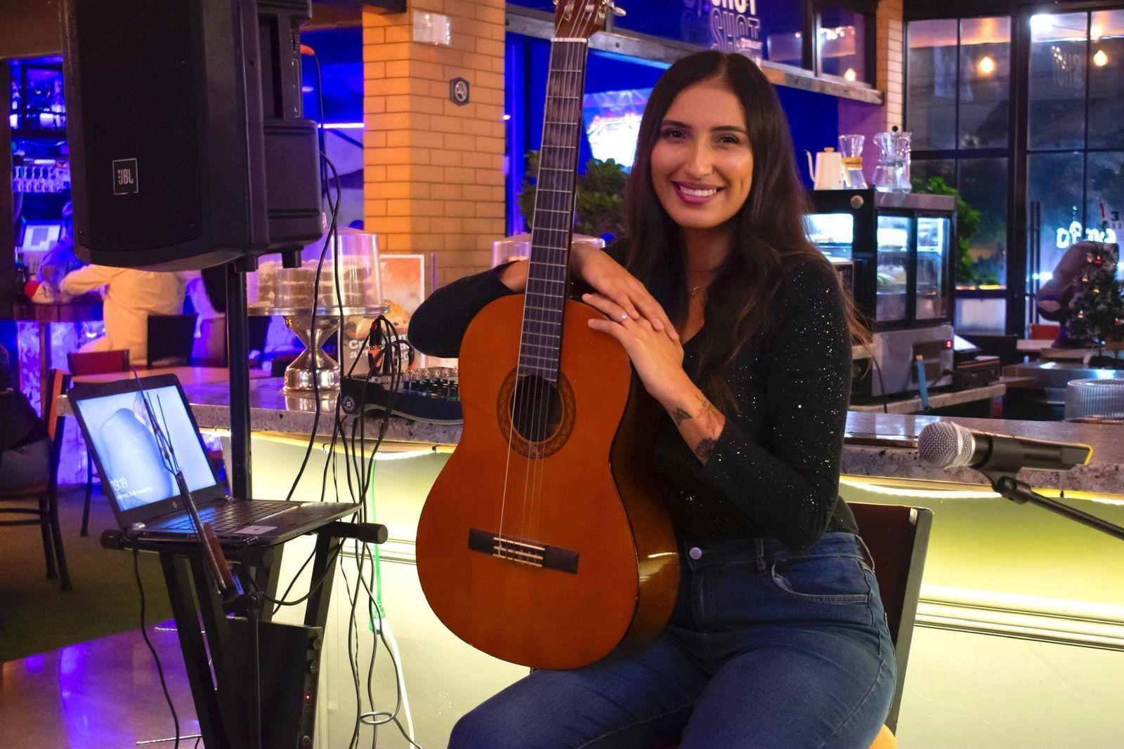 Cantante y guitarrista - Evelyn Avilés image 1